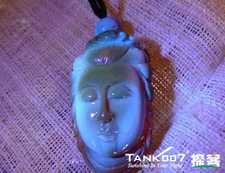 網(wǎng)上用紫光手電鑒定琥珀的帖子這么多，哪個是真假？